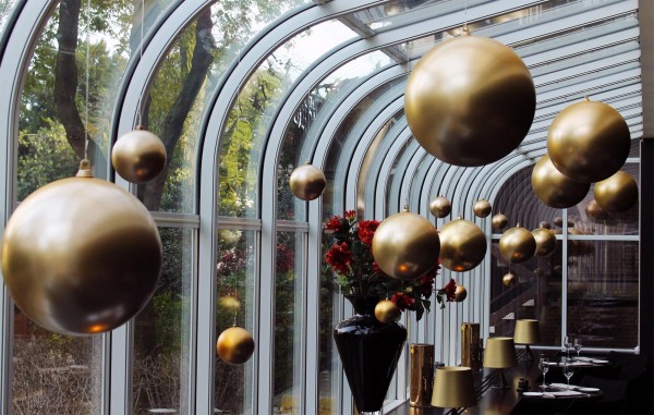 Sapin de Noël décoré avec des boules dorées